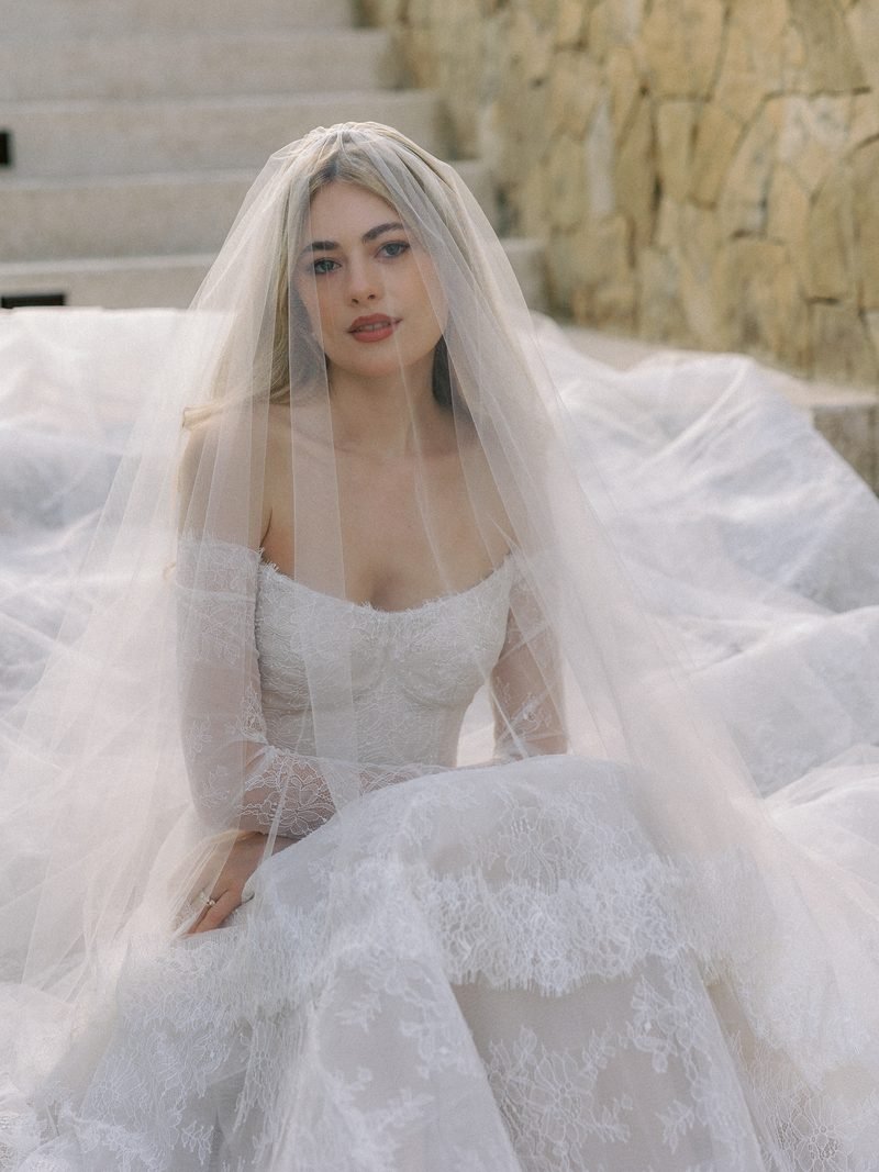 Robe de mariée trapèze en dentelle, avec des manches longues — Pendant par Watters Designs, vue 39, showroom MADAMOON Paris 10e