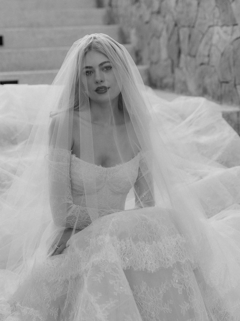 Robe de mariée trapèze en dentelle, avec des manches longues — Pendant par Watters Designs, vue 40, showroom MADAMOON Paris 10e