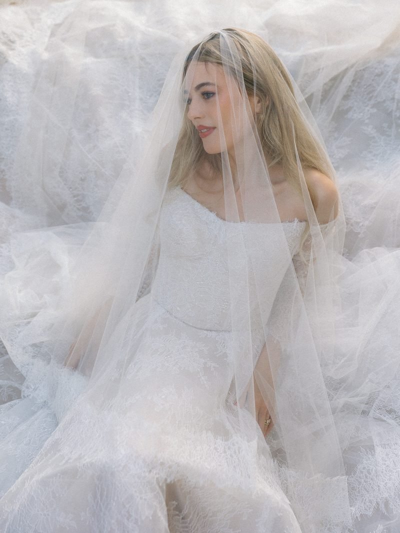 Robe de mariée trapèze en dentelle, avec des manches longues — Pendant par Watters Designs, vue 41, showroom MADAMOON Paris 10e