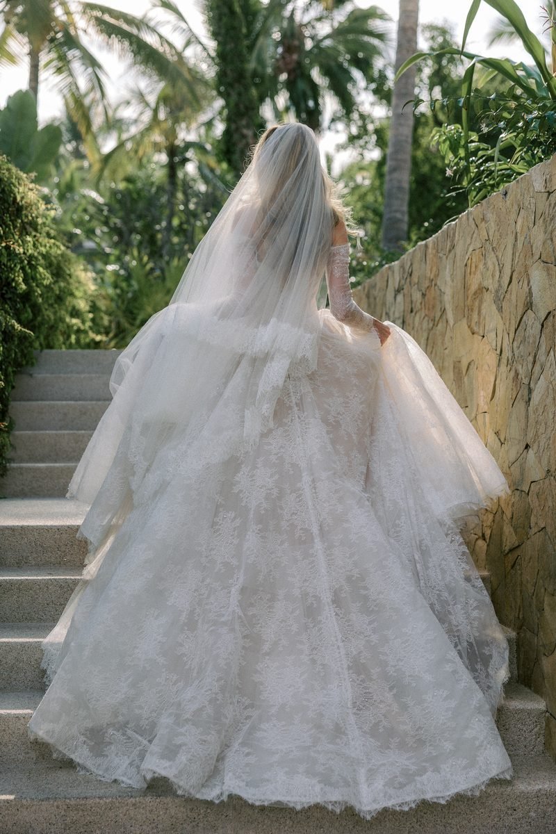 Robe de mariée trapèze en dentelle, avec des manches longues — Pendant par Watters Designs, vue 42, showroom MADAMOON Paris 10e