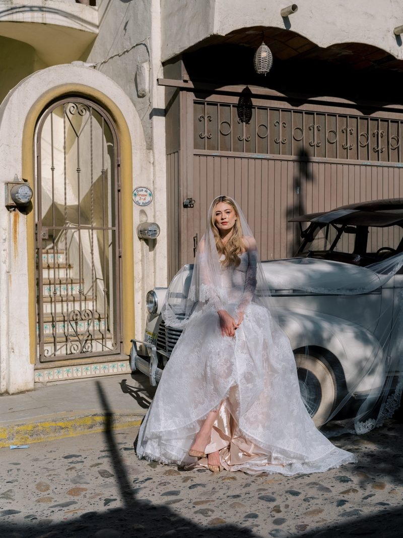 Robe de mariée trapèze en dentelle, avec des manches longues — Pendant par Watters Designs, vue 5, showroom MADAMOON Paris 10e