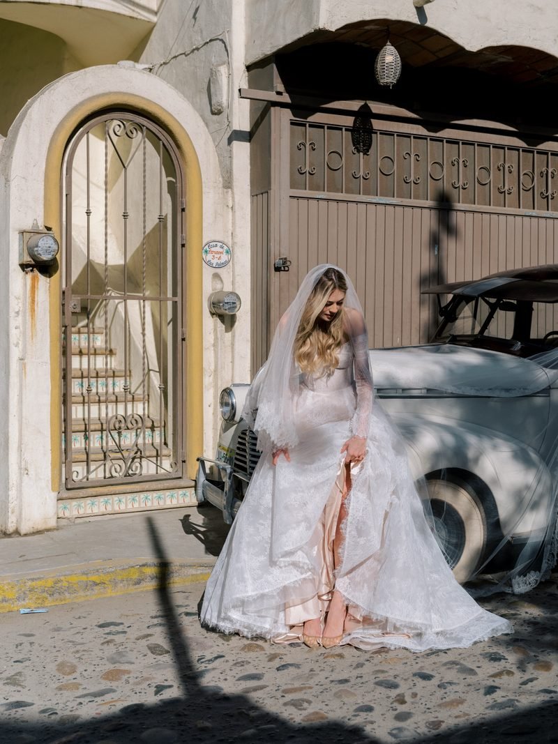 Robe de mariée trapèze en dentelle, avec des manches longues — Pendant par Watters Designs, vue 6, showroom MADAMOON Paris 10e