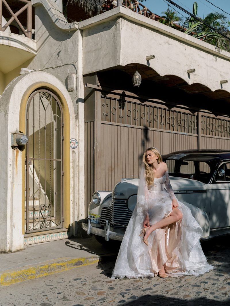 Robe de mariée trapèze en dentelle, avec des manches longues — Pendant par Watters Designs, vue 8, showroom MADAMOON Paris 10e