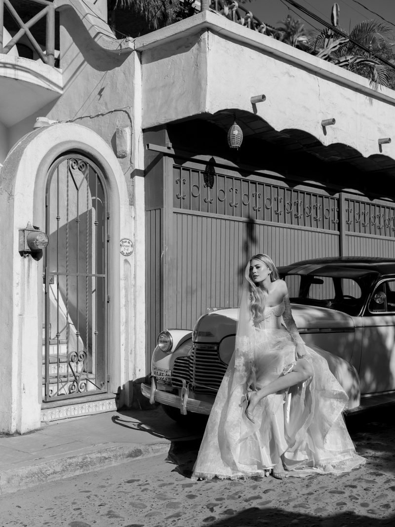 Robe de mariée trapèze en dentelle, avec des manches longues — Pendant par Watters Designs, vue 9, showroom MADAMOON Paris 10e