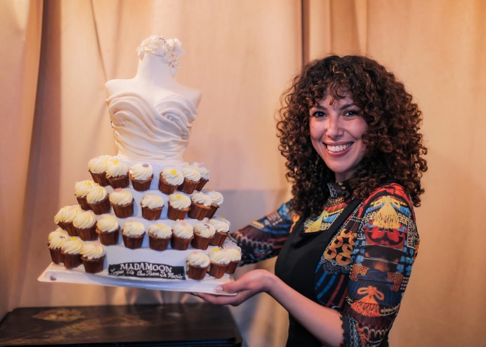 Mouna, fondatrice de MADAMOON, et le gâteau d'anniversaire de la maison en forme de robe de mariée