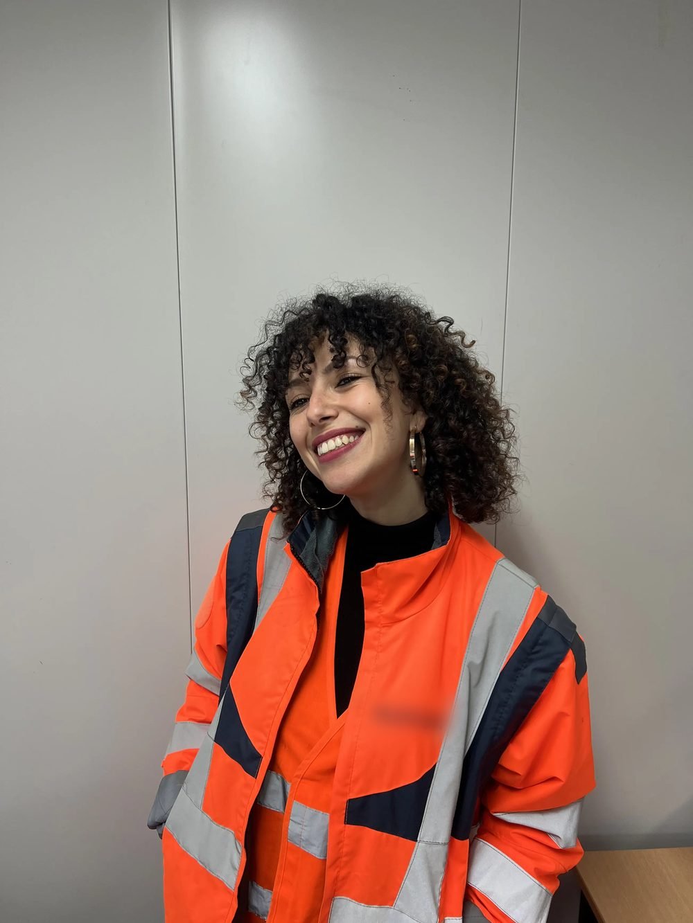 Mouna en veste de chantier ferroviaire, du temps où elle dirigeait un site de maintenance des trains