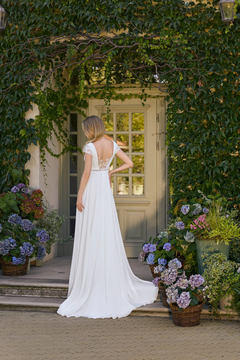 Robe de mariée fluide empire petites manches